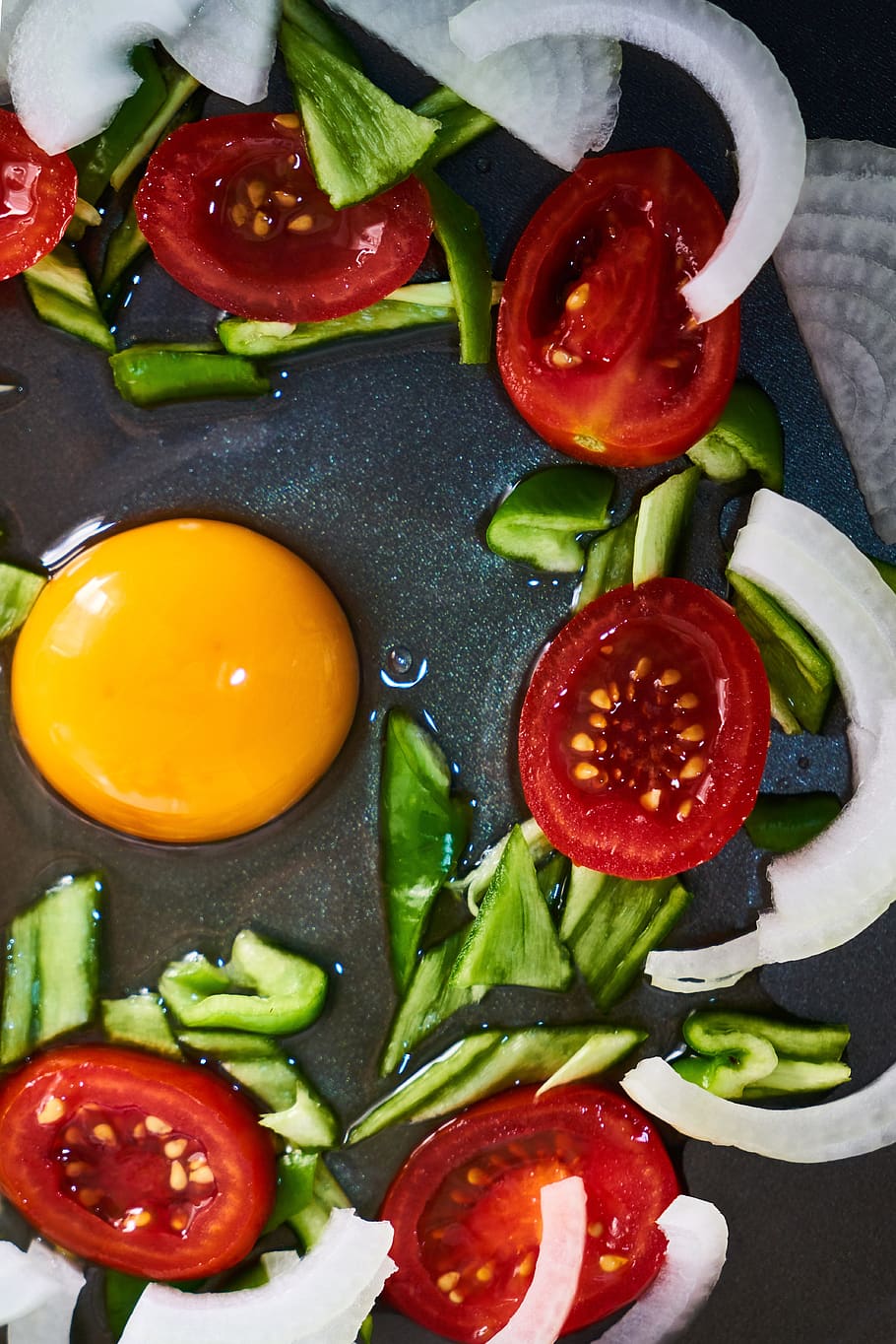 ou, vegetals, tomàquet, pebre, ceba, groc, vermell, cuina, cuinar, vegà, deliciós, crua, gourmet, natural, saludable, vitamina, proteïna, nutrició, dieta, orgànic, vegetarià, menjar, fresc, esmorzar, menjar i beguda, alimentació saludable, frescor, benestar, fruita, a l'interior, natura morta, vista d’angle alt, directament a sobre, cap gent, tall, pebrot, pebrot picant, variació, Xile vermell, picat, 5K