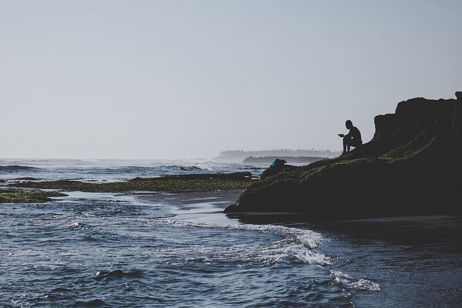 indonesien, ekko strand, hav, vand, himmel, fritidsaktivitet, jord, rigtige mennesker, livsstil, skønhed i naturen, herrer, natur, scenics - natur, strand, mennesker, klippe, bevægelse, skyfri himmel, stående, dag, udendørs, horisont over vand, 5K