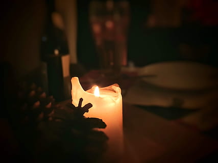 svíčka, oheň, plamen, světlo, uklidnit, stillleben, osvětlení, silueta, bdění, diwali, kovárna, světlice, táborák, krypta, modlitba, uctívání, pohár, sklenka, bláto, žalář, hořící, požár - přírodní jev, teplota - teplota, svítí, uvnitř, nikdo, temný, Příroda, detail, selektivní zaměření, řeřavý, náboženství, duchovno, víra, noc, oranžová barva, osvětlovací zařízení, tání, elektrická lampa, 4K, CC0, veřejná doména, bez autorských práv