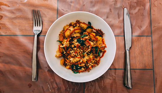 runden, Weiß, Keramik, Teller, silberfarbene Gabel, Messer, braun, Oberfläche, Küche, Essen, Abendessen, Besteck, Lebensmittel, Gabel, Mittagessen, Mahlzeit, Fleisch, Geschirr, Utensil, Essgeschirr, Küchenutensilien, Essen und Trinken, fertig für den Verzehr, direkt darüber, drinnen, Frische, Wohlbefinden, gesundes Essen, Löffel, Tabelle, Gemüse, Haushaltsausstattung, Holz - Material, Tischmesser, High Angle View, keine Leute, Garnierung, Frühstück, vegetarisches Essen, Rucola, 4K, CC0, gemeinfrei, lizenzfrei