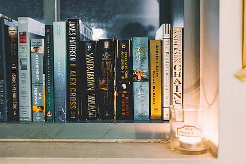 livros de aprendizagem variados, livro, ninguém, fechar-se, número, texto, publicação, comunicação, dentro de casa, Educação, ainda vida, instrumento de medida, estante, literatura, dia, focar em primeiro plano, roteiro ocidental, mesa, roteiro, roteiro não ocidental, 4K, CC0, domínio público, royalty free