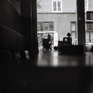 cafe, hjem indretning, person, human, gulve, etage, film scanning, film foto, medium format, analog, 120mm, restaurant, vindue, mad, måltid, sofa, møbel, gardin, indendørs, indretning, arkitektur, bygning udvendig, bygget struktur, rigtige mennesker, bygning, mennesker, dag, gå, to personer, herrer, kæledyr, pattedyr, silhuet, fokusere på baggrund, indenlandske, udendørs, by, husdyr, stående, 2K, CC0, offentligt domæne, royaltyfrie