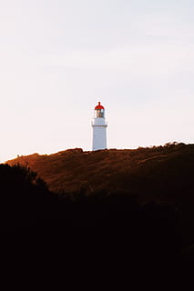 faro bianco, faro, scogliera, collina, costruzione, architettura, minimo, albero, foresta, bosco, costa, tramonto, Alba, natura, spedizione, capo schanck, porto, salvare, cielo, buio, luce, mare, Torre, posto famoso, rosso, nessuno, all'aperto, attrezzatura per l'illuminazione, guida, paesaggio, direzione, attrezzatura di navigazione, struttura costruita, roccia - oggetto, Paesaggi, viaggio, Maine, sicurezza, 5K, CC0, dominio pubblico, privo di copyright