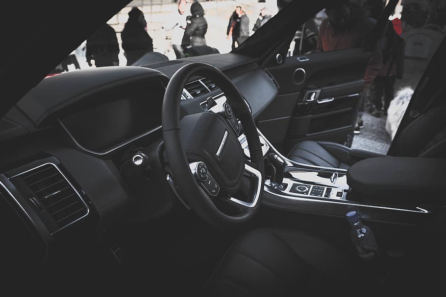 cotxe, interior, Range Rover, manera de transport, transport, vehicle terrestre, automòbil, interior del cotxe, volant, interior del vehicle, persones incidentals, persones reals, viatjar, dia, ciutat, part del cos humà, palanca de canvis, a l'aire lliure, estils de vida, gent, panell de control, 5K