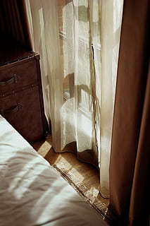 brauner hölzerner Nachttisch, Vorhang, Fenster, Sonnenlicht, Innen-, Schlafzimmer, Innere, Kabinett, Beleuchtung, Fußboden, Teppich, dunkel, Schatten, Beistelltisch, Bett, keine Person, Lebensstil, Sonne, relaxa, Entspannung, Tag, Hotel, drinnen, Wohnraum, Luxus, Eleganz, Hotelzimmer, Wohngebäude, keine Leute, Kissen, gemütlich, bettwäsche, Blatt, modern, Lebensstile, Morgen, elektrische Lampe, Decke, Kopfteil, Wohnung, Weiß, Mode, Dekor, Nacht-, Licht - natürliches Phänomen, Hotel suite, Haus, 5K, CC0, gemeinfrei, lizenzfrei