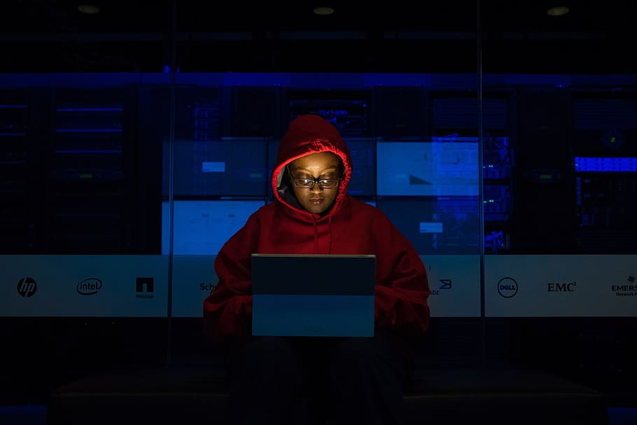 kvinde, kodning, mørk, nat, hættetrøje, rød, computer, programmør, coder, arbejde, server, kontor, teknologi, meddelelse, en person, forfra, forbindelse, trådløs teknologi, indendørs, internet, bærbar, arbejder, computer netværk, voksen, herrer, rigtige mennesker, sidder, bruger bærbar computer, beskæftigelse, computerudstyr, global kommunikation, 5K