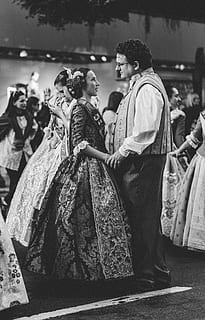 par danser, beklædning, tøj, person, human, kvinde, mode, kjole, robe, bryllup, bryllupskjole, mennesker, Brudgom, brud, aftenkjole, menneskemængde, dragt, frakke, overfrakke, Kvinder, herrer, voksen, menneskelig repræsentation, begivenhed, indendørs, fest, samvær, rigtige mennesker, to personer, par - forhold, religion, bagfra, detail, repræsentation, butik, kvindelig lighed, stående, 5K, CC0, offentligt domæne, royaltyfrie