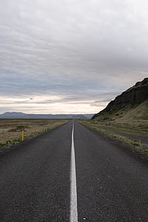 carretera asfaltada gris, carretera, manera, asfalt, Islandia, màniga, roba, Carretera bruta, grava, promontori, naturalesa, a l'aire lliure, mesa, habitatge, edifici, pendent, altiplà, signe, el camí a seguir, direcció, cel, transport, núvol - cel, perspectiva decreixent, símbol, punt de fuga, marcatge de carreteres, paisatge, medi ambient, marcatge, cap gent, escena no urbana, escenics - natura, tranquil·litat, escena tranquil·la, línia divisòria, nivell superficial, 4K, CC0, domini públic, lliure de regalies
