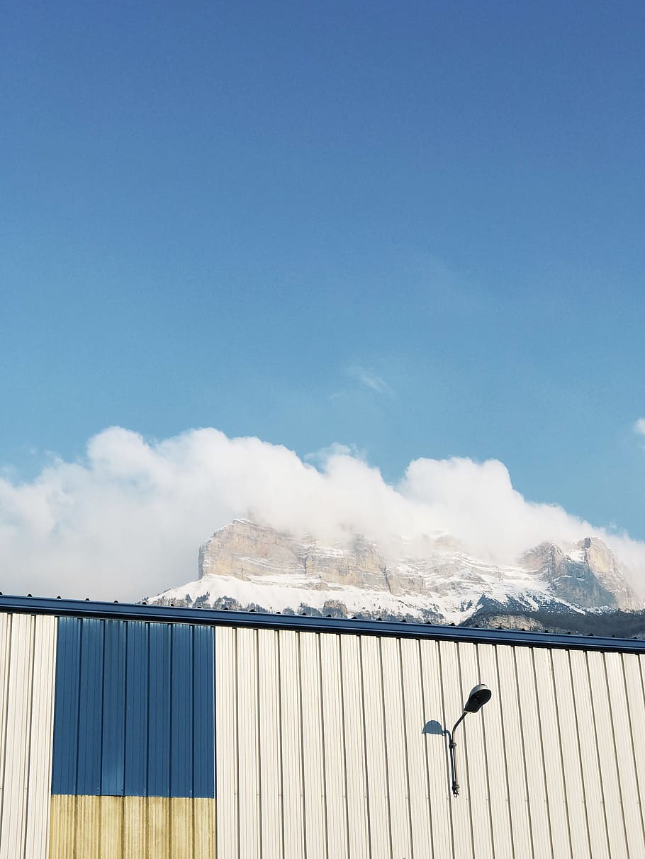 grå væglampe, natur, udendørs, bjerg, is, sne, gelænder, vejr, bygning, himmel, azurblå himmel, træ, plante, vinter, gletscher, rækværk, bjergkæde, Sky, cumulus, kontorbygning, sky - himmel, hvirveldyr, dag, fugl, et dyr, blå, dyre temaer, dyr, ingen mennesker, dyr i naturen, arkitektur, bygget struktur, dyreliv, flyvende, kold temperatur, bølgepap, 4K