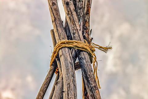 Tipi, legna, fascio, collegato, tetto, architettura, tenda, telaio, cielo, pali di legno, guinzaglio, gruppo musicale, cordone, giallo, blu, grigio, fissaggio, legno - materiale, legato, corda, nessuno, giorno, natura, inviare, all'aperto, post in legno, tronco d'albero, nuvola - cielo, concentrarsi sulle conoscenze acquisite, tronco, pianta, Inquadratura dal basso, avvicinamento, albero, bellezza nella natura, forza, 2K, CC0, dominio pubblico, privo di copyright
