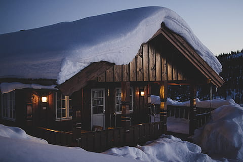 marrón, de madera, casa, nieve, cabina, nubes, frío, gusto, escarcha, escarchado, congelado, hielo, glacial, paisaje, luces, naturaleza, escénico, temporada, cielo, nevadas, Nevado, arboles, clima, ventanas, invierno, bosque, temperatura fría, exterior del edificio, arquitectura, estructura construida, edificio, iluminado, oscuridad, montaña, Distrito residencial, nadie, noche, cubierta, techo, Montaña cubierta de nieve, lujo, 5K, CC0, dominio público, libre de derechos