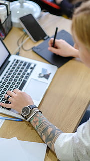 persoană folosind macbook, tastatura, tastatură, hardware-, Electronică, calculator, hardware-ul computerului, ceas de mână, laptop, uman, persoană, PC, mobila, masa, birou, tatuaj, fată, iPhone, mâini, agenţie, proiecta, oameni adevărați, creativitate, vedere în unghi mare, în interior, umană, oameni, deținere, hârtie, carte, mână, publicare, selectiv, femei, adult, tehnologia fără fir, creion, 4K, CC0, domeniu public, fără drepturi de autor