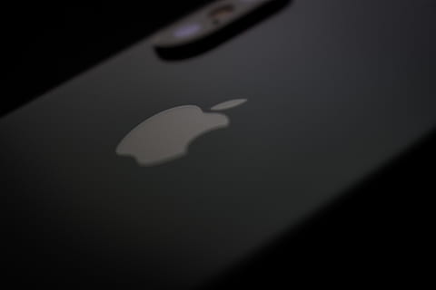 iphone x, jablko, iphone, tech, stín, nikdo, detail, černé pozadí, temný, Černá barva, uvnitř, silueta, studio shot, sdělení, Příroda, číslo, zaměřit se na stín, sport, extrémní detail, noc, mobilní telefon, 5K, CC0, veřejná doména, bez autorských práv