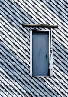 fasada, fasada budynku, drzwi, Struktury, kwestia, rowki, powierzchnia, wzór, kolor, szary, metal, zimno, zbudowana struktura, architektura, bezpieczeństwo, na zewnątrz budynku, Zamknięte, ochrona, wejście, żadnych ludzi, dzień, budynek, funkcja budowy ścian, na dworze, biały kolor, pełna ramka, drewno - materiał, Ściana, żelazo, falisty, 4K, CC0, domena publiczna, darmowe zdjęcia