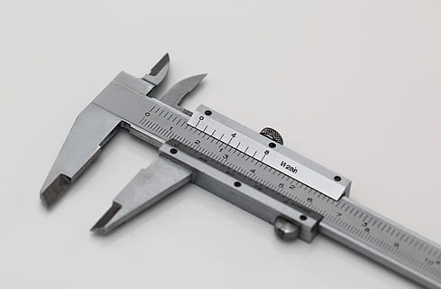 Nonius, Bremssattel, Physik, messen, Messung, Objekt, Studioaufnahme, Messinstrument, Waffe, drinnen, weißer Hintergrund, ausgeschnitten, einzelnes Objekt, keine Leute, Richtigkeit, Gesundheitswesen und Medizin, Messer - Waffe, Ausrüstung, Thermometer, Lineal, Scharf, Nahansicht, Gewehr, farbiger Hintergrund, High Angle View, Krankheit, stehlen, 4K, CC0, gemeinfrei, lizenzfrei