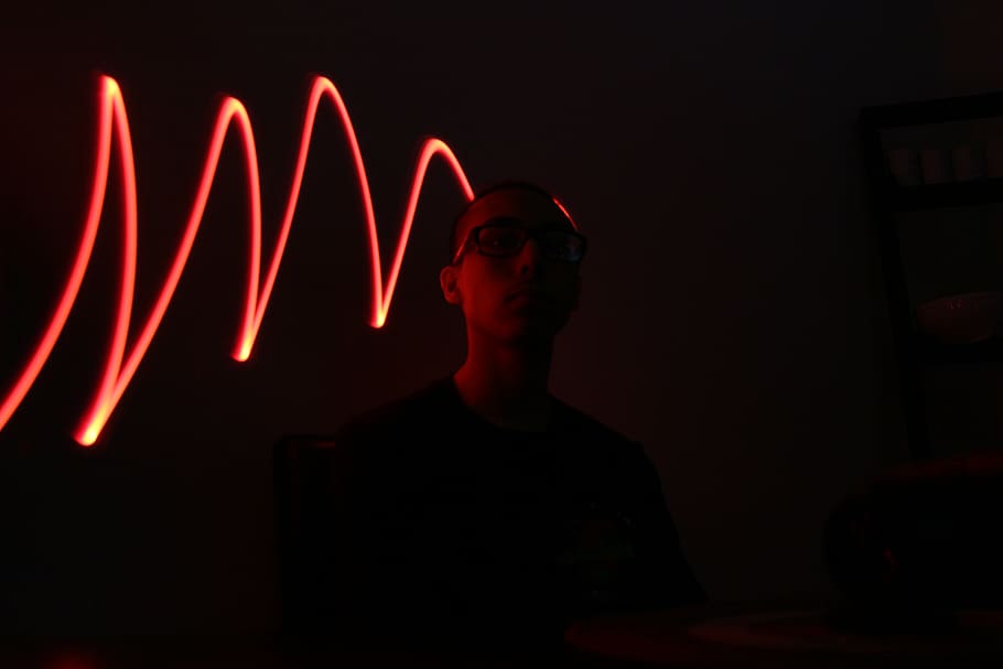 leichte Graffiti, Licht, Porträt, eine Person, beleuchtet, drinnen, junger Erwachsener, Studioaufnahme, rot, Vorderansicht, Kopfschuss, Nacht-, Musik-, Stehen, Lichtanlage, Neon-, Taille hoch, Erwachsene, dunkel, schwarzer Hintergrund, Nachtleben, club dj, 5K