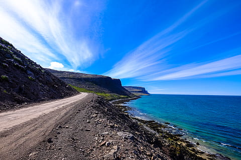 devanado, la carretera, calma, cuerpo, agua, playa, nubes, paisaje de nubes, costa, luz, horizonte, paisaje, naturaleza, Oceano, rocas, arena, escénico, mar, marina, cielo, verano, Dom, puesta de sol, paisajes - naturaleza, belleza en la naturaleza, escena tranquila, horizonte sobre el agua, tranquilidad, nadie, nube - cielo, escena no urbana, día, azul, transporte, idílico, dirección, perspectiva decreciente, 4K, CC0, dominio público, libre de derechos