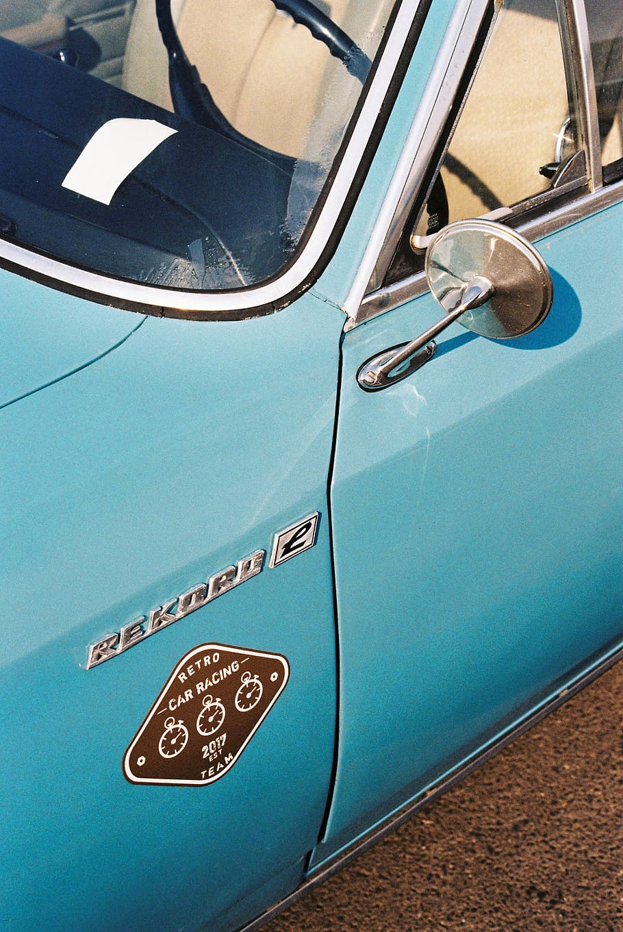 blaues Auto, Transportmittel, Auto, Kraftfahrzeug, Transport, Landfahrzeug, keine Leute, Tag, Blau, Retro-Stil, Text, Reise, Oldtimer, Kommunikation, stationär, High Angle View, westliche Schrift, Metall, draußen, Reflexion, Luxus, türkisfarben, 2K
