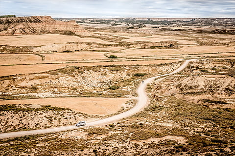 gris suv, espanya, naturalesa, paisatge, bardenas reals, vista aèria, a l'aire lliure, carretera, grava, sòl, desert, Carretera bruta, geologia, turó, terra, muntanya, nacional, natural, navarra, medi ambient, escenics - natura, escena no urbana, transport, cap gent, bellesa a la natura, escena tranquil·la, tranquil·litat, carretera sinuosa, dia, geografia física, remot, destinacions de viatge, viatjar, clima àrid, clima, 5K, CC0, domini públic, lliure de regalies