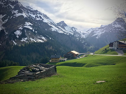Austria, Warth, Munte, arhitectură, construită, clădire, frumusețe în natură, exteriorul clădirii, scenice - natura, cer, zăpadă, iarnă, natură, peisaj, casă, iarbă, de munte, camp, teren, temperatura rece, Culoarea verde, nici o persoana, un munte acoperit de zăpadă, 4K, CC0, domeniu public, fără drepturi de autor