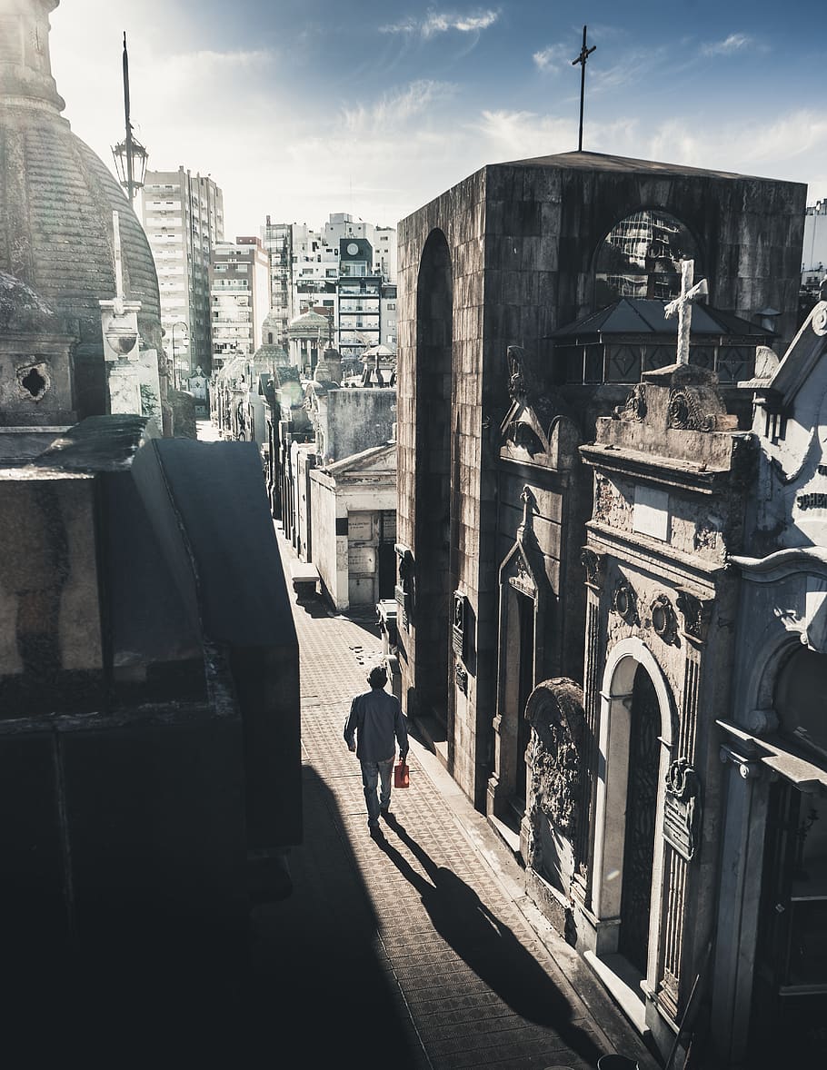 home, caminar, celebració, ampolla, argentina, recoleta, edifici, tomba, cementiri, ombres, llum, ombra, crack, vell, història, perspectiva, sol, rajola, concret, mort, final, arquitectura, exterior de l'edifici, estructura construïda, ciutat, dia, persones reals, homes, naturalesa, estils de vida, gent, cel, longitud completa, arc, llum solar, a l'aire lliure, vista del darrere, activitat d'oci, paisatge urbà, 5K