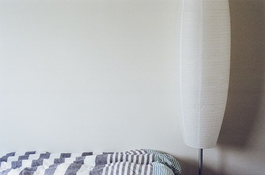 llit, fulls, blanc, paret, ombra de llum, llum, dormitori, a l'interior, Color blanc, cap gent, funció de construcció de parets, cadira, seient, interior de casa, mobles, còpia espai, sofà, coixí, patró, natura morta, primer pla, paper, relaxació, taula, material de fusta, tèxtil, 2K