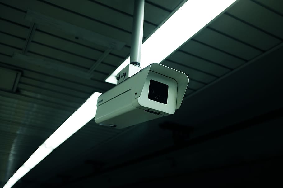 CCTV, càmera, seguretat, sostre, edifici, arquitectura, estructura construïda, vista d’angle baix, a l'interior, cap gent, tecnologia, càmera de seguretat, llum solar, funció de construcció de parets, electricitat, ombra, il·luminat, vigilància, centrar-se en primer pla, protecció, llum fluorescent, 4K