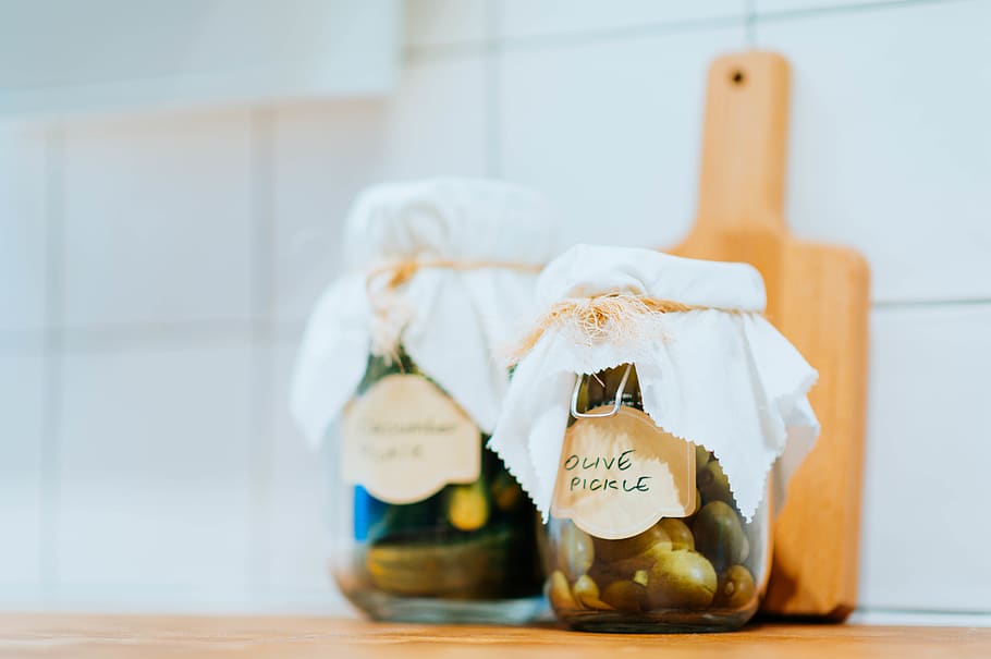 olla de vinagre d'oliva, menjar, gaudir, planta, jar, pickle, crema, gelat, postres, vegetals, decoració de la llar, roba de llit, bol, fruita, produir, cogombre, pa, pa de blat de moro, planta en test, herbes, a l'interior, cap gent, natura morta, taula, contenidor, centrar-se en primer pla, text, primer pla, menjar i beguda, interior de casa, guió occidental, menjar dolç, comunicació, Finances, frescor, material de fusta, dia, enfocament selectiu, 5K