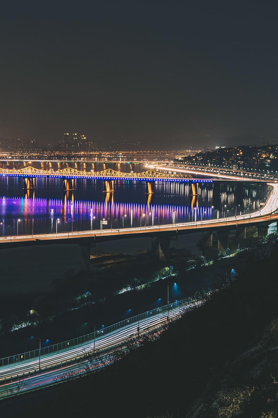 ponte bianco, costruzione, ponte, strada, modo, urbano, città, cittadina, metropoli, passerella, all'aperto, acqua, autostrada, natura, scenario, vista aerea, paesaggio, cavalcavia, attività ricreative, avventura, luce, notte, illuminato, architettura, struttura costruita, connessione, ponte - struttura fatta dall'uomo, fiume, mezzi di trasporto, cielo, riflessione, nessuno, esterno dell'edificio, lunga esposizione, movimento, 5K