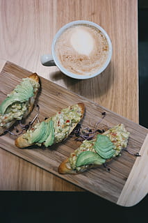 morgenmad, frokost, brunch, bord, madplade, restaurant, kaffe, brød, ristet brød, tapas, avocado, guacamole, mad, mad og drikke, træ - materiale, friskhed, sund kost, indendørs, velvære, ingen mennesker, høj vinkel visning, skærebræt, plade, direkte over, forfriskning, stilleben, drikke, fisk og skaldyr, klar til at spise, tæt på, kop, japansk mad, bakke, snack, bordkniv, 5K, CC0, offentligt domæne, royaltyfrie