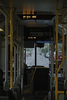vista interior del bus, transporte, vehículo, entrenar, terminal, autobús, estación de tren, coche, automóvil, humano, persona, metro, viaje, fujifilm, calle, urbano, adentro, diseño de interiores, puerta, subterraneo, iluminación, transporte público, arquitectura, modo de transporte, iluminado, transporte ferroviario, nadie, estructura construida, interior del vehículo, noche, transparente, vehículo terrestre, tren - vehículo, vacío, fábrica, columna arquitectonica, techo, 4K, CC0, dominio público, libre de derechos