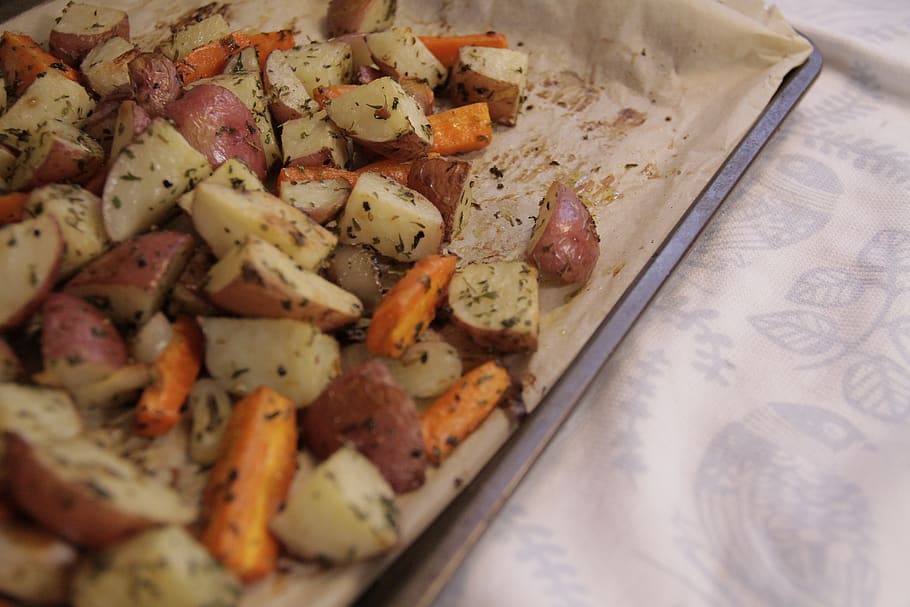 grøntsagsskiver, plante, grøntsag, mad, pizza, kartoffel, stege, bakke, bage, vegetarisk, veganer, urter, sund og rask, spise, laver mad, fremstille, løg, krydderi, måltid, ovn, madlavning, mad og drikke, klar til at spise, friskhed, indendørs, stilleben, tæt på, selektiv fokusering, ingen mennesker, velvære, sund kost, køkkenredskaber, plade, høj vinkel visning, portionsstørrelse, spise redskaber, overbærenhed, gaffel, fristelse, porcelæn, 5K