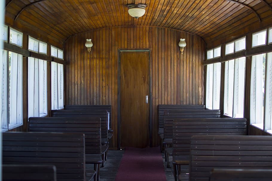 Zug, Tiefe, alt, Eisenbahn, Sitze, Reise, Wagen, drinnen, die Architektur, Abwesenheit, keine Leute, Holz - Material, leeren, Tag, gebaute Struktur, Decke, Sitz, Gebäude, der Weg nach vorn, Tür, in einer Reihe, Treppe, Fenster, Richtung, Muster, Eingang, Luxus, 4K