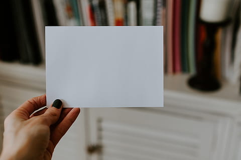 carta per stampante bianca, umano, persona, dito, carta, femminile, donna, sfondo, candela, casa, libri, segnaposto, vuoto, tenere, caldo, biblioteca, scaffale, bianca, libreria, mano umana, mano, detenzione, parte del corpo umano, una persona, copia spazio, avvicinamento, in casa, comunicazione, parte del corpo, persona irriconoscibile, concentrarsi sulle conoscenze acquisite, dito umano, prospettiva personale, penna, persone reali, Messaggio, arto umano, 5K, CC0, dominio pubblico, privo di copyright