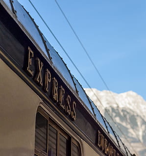 Oriente, orientare espresso, orient-express, esprimere, treno, montagna, lusso, leggendario, viaggio, struttura costruita, cielo, Inquadratura dal basso, architettura, esterno dell'edificio, nessuno, giorno, testo, natura, cielo sereno, comunicazione, all'aperto, finestra, costruzione, concentrarsi sulle conoscenze acquisite, cavo, blu, sceneggiatura occidentale, luce del sole, sceneggiatura non occidentale, 2K, CC0, dominio pubblico, privo di copyright