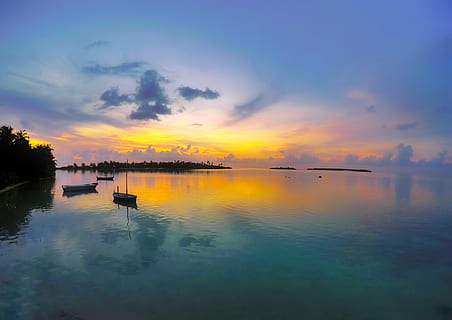 posta de sol, vespre, cel, núvols, tròpics, tropical, badia, port, mar, oceà, reflexions, siluetes, palmeres, naturalesa, a l'aire lliure, vacances, festa, hdr, aigua, reflexió, escenics - natura, bellesa a la natura, núvol - cel, tranquil·litat, escena tranquil·la, llac, davant del mar, vaixell nàutic, idíl·lic, cap gent, color taronja, transport, escena no urbana, manera de transport, 1080P, CC0, domini públic, lliure de regalies