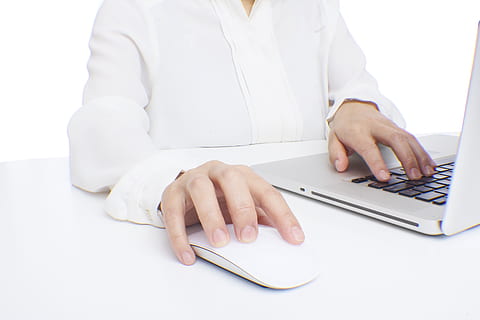 computer, arbejder, teknologi, trådløs teknologi, forbindelse, en person, meddelelse, menneskelig hånd, indendørs, hånd, menneskelig kropsdel, beskæftigelse, voksen, hvid baggrund, forretning, bærbar, hvid farve, bruger computer, bord, tastatur, maskinskrivning, bruger bærbar computer, surfer på nettet, 5K, CC0, offentligt domæne, royaltyfrie