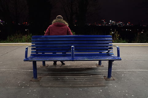 entrenar, banco, azul, rojo, hombre, esperando, Espere, estación, Londres, Canary Wharf, horizonte, vista trasera, una persona, gente real, sentado, asiento, actividad de ocio, longitud total, parque, mujer, estilos de vida, relajación, Banco del parque, parque - espacio hecho por el hombre, naturaleza, planta, ropa, árbol, adulto, al aire libre, ropa de abrigo, peinado, 4K, CC0, dominio público, libre de derechos