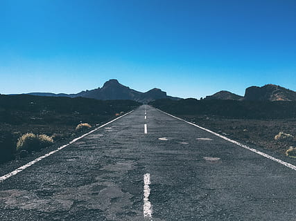 strada grigia, montagna, strada, Spagna, parco nazionale del teide, Alpi, natura, all'aperto, vuoto, desolato, modo, picco, catena montuosa, prateria, campo, tumulo, cresta, altopiano, oceano, mare, cielo, direzione, la strada davanti, mezzi di trasporto, cartello, punto di fuga, prospettiva decrescente, cielo sereno, giorno, nessuno, segnaletica stradale, blu, marcatura, simbolo, scenics - natura, bellezza nella natura, linea di divisione, 2K, CC0, dominio pubblico, privo di copyright