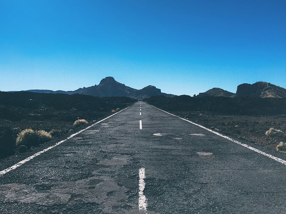 strada grigia, montagna, strada, Spagna, parco nazionale del teide, Alpi, natura, all'aperto, vuoto, desolato, modo, picco, catena montuosa, prateria, campo, tumulo, cresta, altopiano, oceano, mare, cielo, direzione, la strada davanti, mezzi di trasporto, cartello, punto di fuga, prospettiva decrescente, cielo sereno, giorno, nessuno, segnaletica stradale, blu, marcatura, simbolo, scenics - natura, bellezza nella natura, linea di divisione, 2K