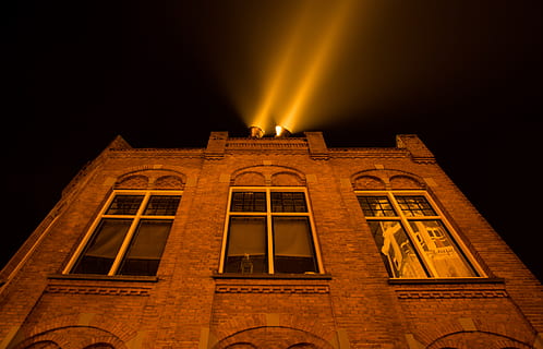costruzione, architettura, parete, mattoni, riflettore, finestre, buio, notte, cielo, esterno dell'edificio, struttura costruita, Inquadratura dal basso, ardente, finestra, illuminato, fuoco, nessuno, fiamma, natura, fuoco - fenomeno naturale, calore - temperatura, arco, religione, luogo di culto, comunicazione, sfondo nero, 5K, CC0, dominio pubblico, privo di copyright