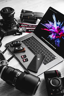 MacBook, pro, al costat, càmera dslr, càmera, portàtil, tecnologia, drone, equipament, telèfon, targeta SD, memòria, lent, espai de treball, creatiu, mac, iphone, retrat, fons de pantalla, fosc, negre, gris, càmera - equip fotogràfic, ordinador, escriptori, taula, cap gent, negocis, oficina, temes de fotografia, modern, color negre, fotografia, lent - instrument òptic, monitor d’ordinador, sol objecte, material de fusta, fons, fotògraf, 5K, CC0, domini públic, lliure de regalies