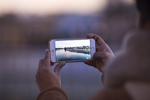 osoba, hospodářství, zlatý iphone 5, 5s, rozmazat, Fotoaparát, zachycení, elektronika, ruce, fotografování, přenosný, obrazovka, chytrý telefon, technologie, dotek, lidské ruky, ruka, fotografická témata, focení, jedna osoba, část lidského těla, aktivita, bezdrátové technologie, přenosné informační zařízení, skutečných lidí, selektivní zaměření, detail, sdělení, volnočasové aktivity, dospělý, digitální hledáček, 5K, CC0, veřejná doména, bez autorských práv