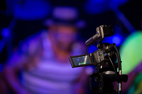 schwarz, Videokamera, Person, verwischen, Kamera, Elektronik, beleuchtet, drinnen, Licht, Nachtleben, Scheinwerfer, Technologie, Video, Kunst, Kultur und Unterhaltung, Fokus auf den Vordergrund, Nahansicht, Musik-, selektiver Fokus, Kommunikation, menschliche Hand, Eingabegerät, Veranstaltung, Verbindung, Hand, Mikrofon, kabellose Technologie, Performance, Ausrüstung, Tontechnik, Bühne - Aufführungsraum, Nacht-, Heimvideokamera, Bühne, Konzert, 5K, CC0, gemeinfrei, lizenzfrei