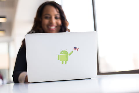 femme, Android, portable, développeur, codeur, sourire, heureux, drapeau américain, Bureau, femelle, personnes, une personne, à l'intérieur, femmes, portrait, en portant, vue de face, adulte, se concentrer sur le premier plan, souriant, la communication, séance, photo du visage, Technologie sans fil, mi adulte, regardant, les femelles, modes de vie, 5K, CC0, domaine public, libre de droits