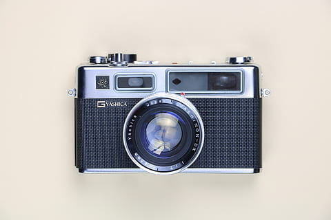 kamera, elektronik, kamera digital, tali, yashica, Jepang, vintage, kamera video, lensa kamera, stereo, komputer, pc, mesin, laptop, perangkat listrik, outlet listrik, rak, kisi, tutup lensa, pemutar kaset, teknologi, tema fotografi, bergaya retro, kamera - peralatan fotografi, tembakan studio, dalam ruangan, objek tunggal, merapatkan, tidak ada orang, kesederhanaan, latar belakang berwarna, antik, peralatan fotografi, memotong, nostalgia, tua, latar belakang krem, peralatan, sejarah, kamera slr, chrome, 5K, CC0, domain publik, bebas royalti