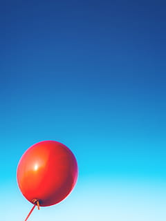 globo rojo, globo, flotador, rojo, caucho, cielo, azul, copia espacio, volador, aire, nadie, Globo de helio, celebracion, cielo limpio, multi color, naturaleza, solo objeto, helio, vista de ángulo bajo, divertido, viento, evento, fiesta - evento social, fondo azul, mensaje, 2K, CC0, dominio público, libre de derechos