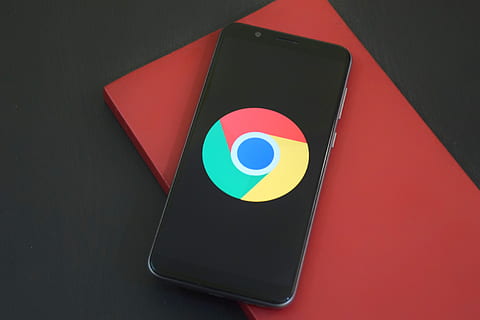 krom, google chrome, android, browser, krom android, mobil browser, multi farvet, geometrisk form, form, meddelelse, ingen mennesker, rød, teknologi, indendørs, høj vinkel visning, tæt på, cirkel, trådløs teknologi, studio skud, forbindelse, direkte over, stilleben, kunstkultur og underholdning, skærm, touch screen, kopiere plads, blank, 4K, CC0, offentligt domæne, royaltyfrie