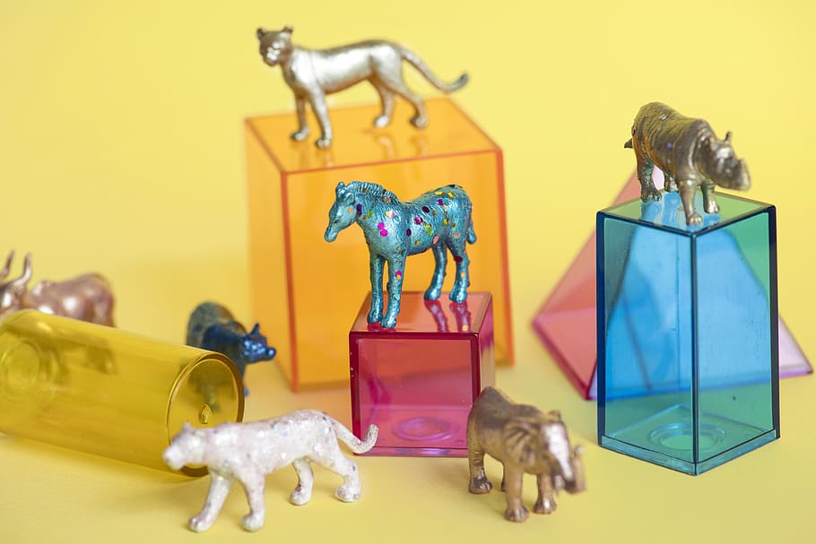 col·lecció de figuretes de colors assortits, animals, assortit, caixes, primer pla, col · lecció, colorit, colors, contenidors, elefant, xifres, figuretes, cavall, objecte, plàstic, forma, sòlid, quadrat, joguines, triangle, diversos, fons groc, representació, figureta, art i artesania, a l'interior, joguina, mamífer, creativitat, cap gent, tir de l'estudi, natura morta, representació humana, escultura, animals domèstics, nacional, artesania, fons de colors, estàtua, 5K
