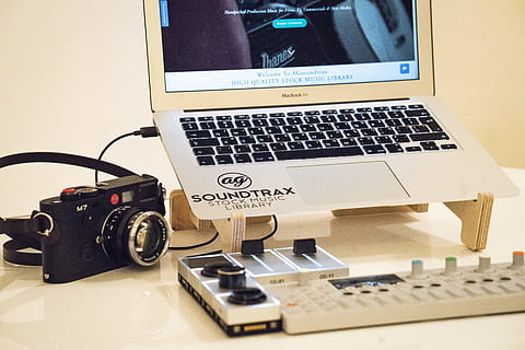 macbook air, accanto, nero, m7, m 7 fotocamera, il computer portatile, telecamera, Audio, manopole, cursore, cavo, Leica, Tech, tecnologia, Ingranaggio, musica, computer, bianca, len, pomello, spazio di lavoro, macchina fotografica - attrezzatura fotografica, attrezzatura, tastiera del computer, in stile retrò, schermo del computer, scrivania, tavolo, vecchio stile, attività commerciale, nessuno, Internet, ufficio, singolo oggetto, moderno, pc, 8K, CC0, dominio pubblico, privo di copyright